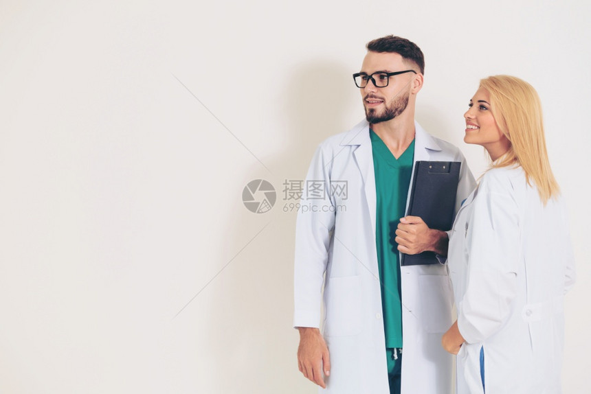 男医生和女医生一起看向康复的病人图片