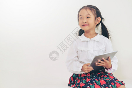 小女孩拿着平板电脑思考图片