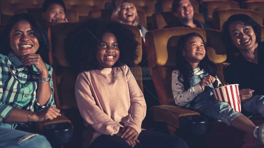 家长带孩子在电影院看电影图片