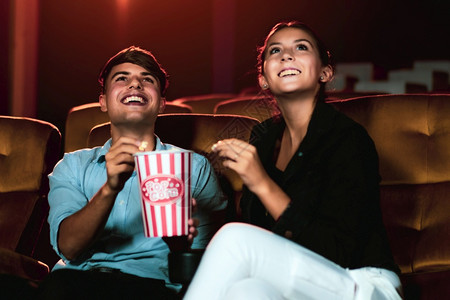 幸福的男女在观看电影图片