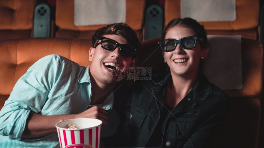 情侣在电影院看电影图片