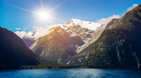 拍摄于新西兰岛湖面和山地景观图片