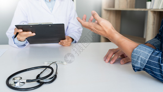 医生与病人一起用剪贴板笔记和讨论医疗图片