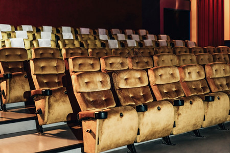 一排椅子一排黄色的座椅 电影院子上有爆米花背景