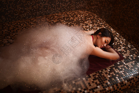 土耳其浴室妇女躺在火石上桑拿背景