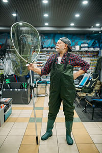 渔夫购买具和捞狩猎工具在商店的展示品上进行各种分类图片