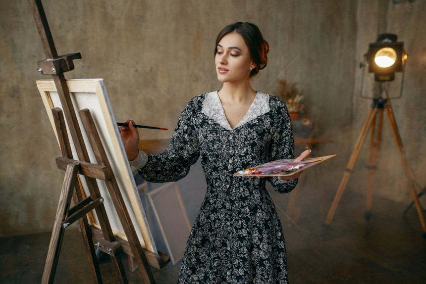 在艺术工作室画笔和调色板的女家在工作室画的女艺术家在工作室画的有创意主人图片