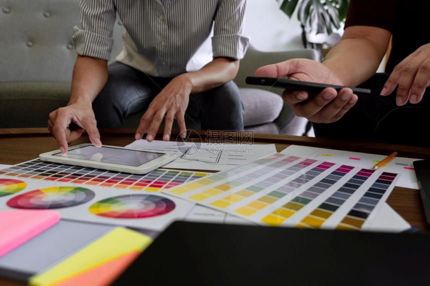 讨论在共同工作空间产品设计中使用原产品颜色的条件团队合作现代概念的创造小组会议图片