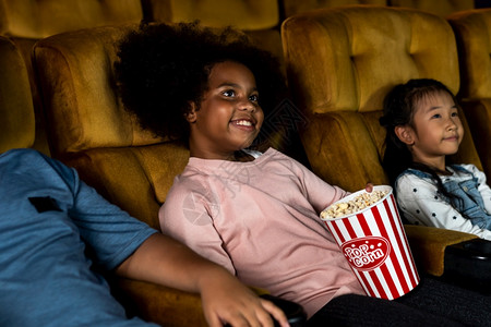 小孩子在电影院玩得很开心背景图片