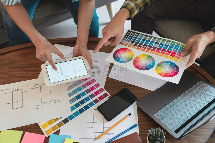 讨论在共同工作空间产品设计中使用原产品颜色的条件团队合作现代概念的创造小组会议图片