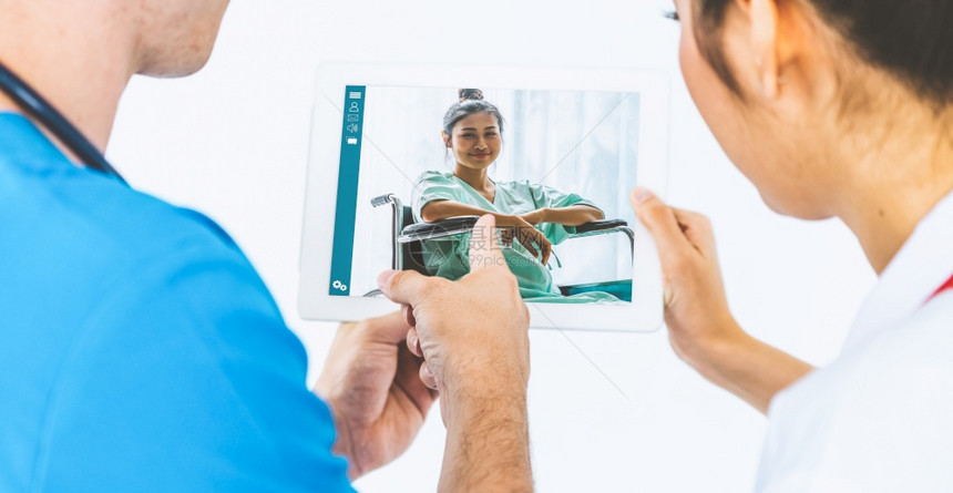 远程医生保健顾问与互联网连线进行现场视频通话图片