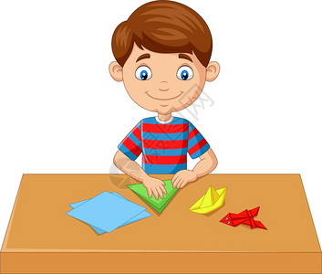 小男孩折纸和制作玩具图片