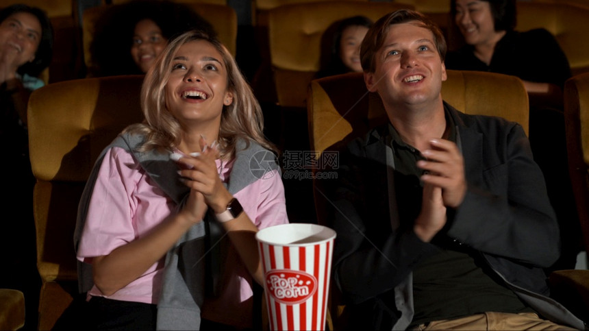 观众在电影结束时欢呼和享受然后走出电影院图片