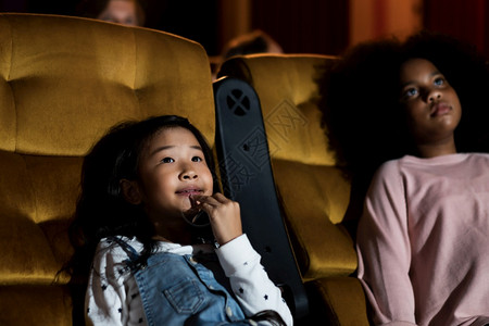 小孩子在电影院玩的很开心背景图片