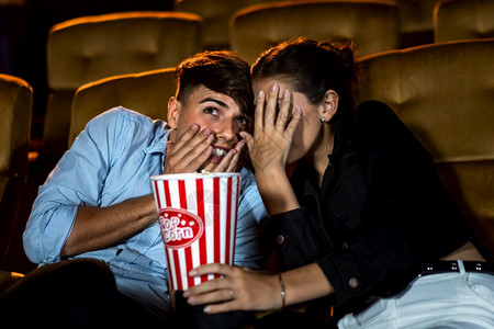 一对情侣在电影院看恐怖电影图片