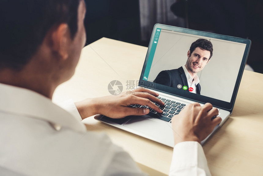 在虚拟工作场所或远程办公室召开商业人员会议利用智能视频技术进行远程工作电话会议与专业公司务的同事进行联系图片