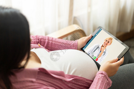 与孕妇进行产前护理的网上远程医疗服务视频图片