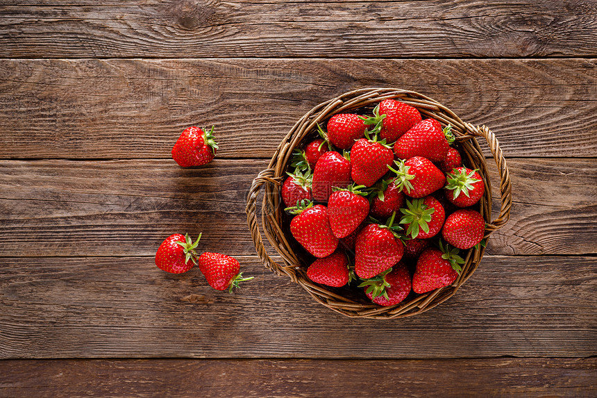 篮子中的草莓图片