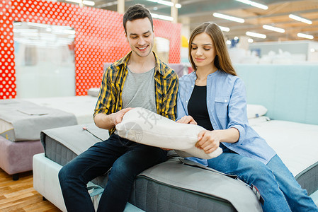 情侣在商场挑选枕头背景图片