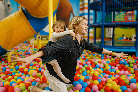小孩子和母亲在儿童娱乐中心玩得开很快乐图片