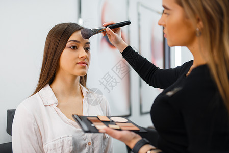 美容师给女顾客化妆图片