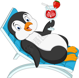 卡通企鹅坐在沙滩椅子上并举鸡尾酒图片
