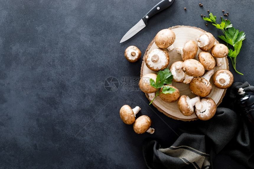 黑底的辣椒烹饪新鲜的辣椒图片