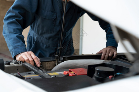 在汽车库提供修理和维服务的专业机械师汽车服务业概念背景图片