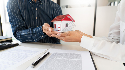 卖房顾问提供购房合同讨论贷款利率图片