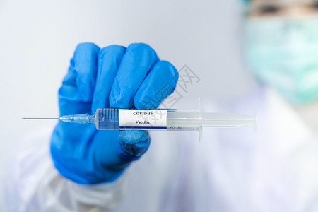 准备进行人类临床注射试验的蓝手套或防护服医生、科学家研究人员手图片