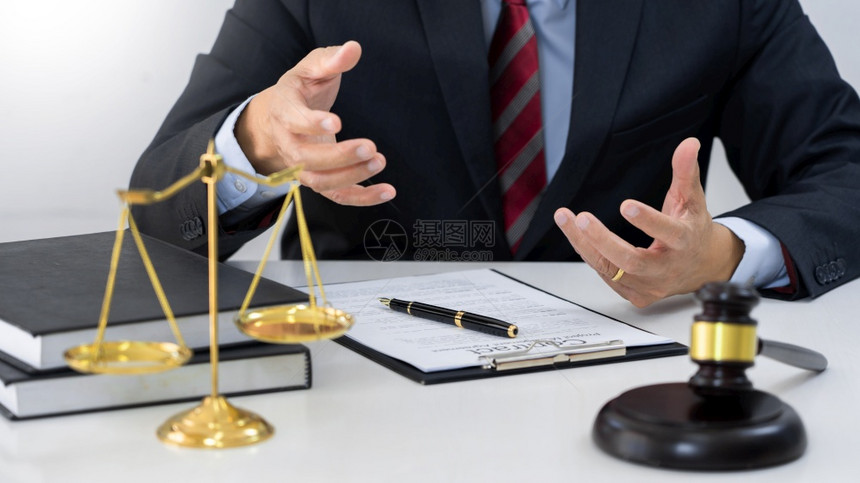 与客户伙伴律师或讨论在办公桌的文件或合同协议良好服务合作图片