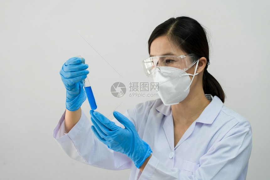 科学家穿戴实验室大衣和防护服从事实验室和发展概念中的测试管研究或调查图片