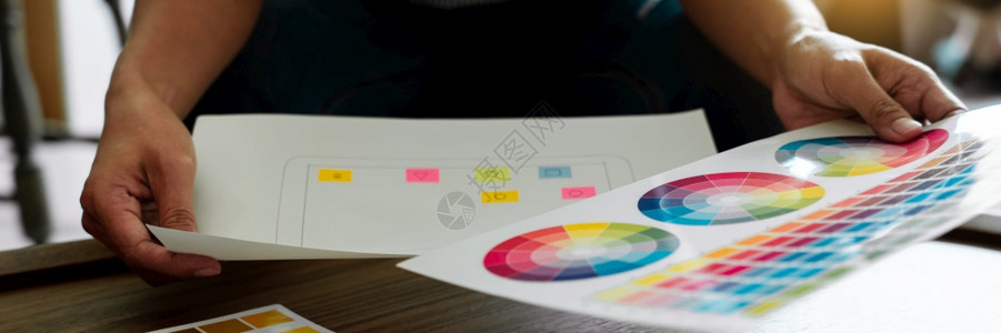 创意团队分析用于在共同工作空间进行产品设计团队协作概念的原型产品图片