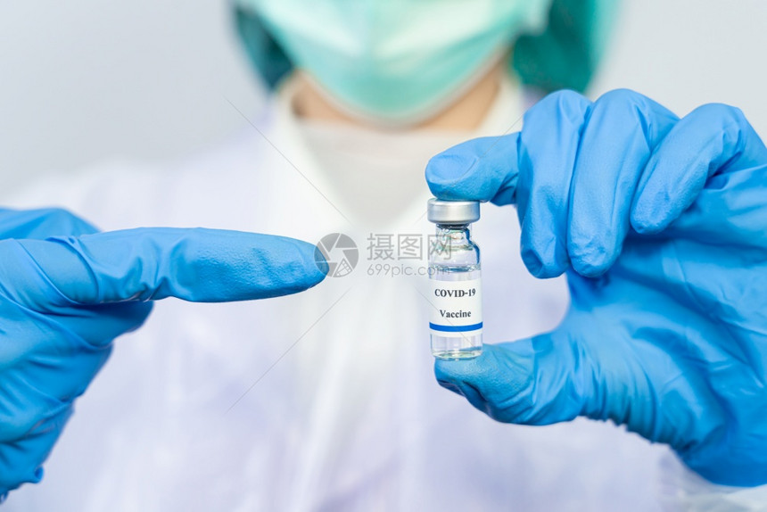 在防护服抗保健和医学生物危险概念中由医生或技术科学家亲手注射共19瓶可口乐疫苗图片