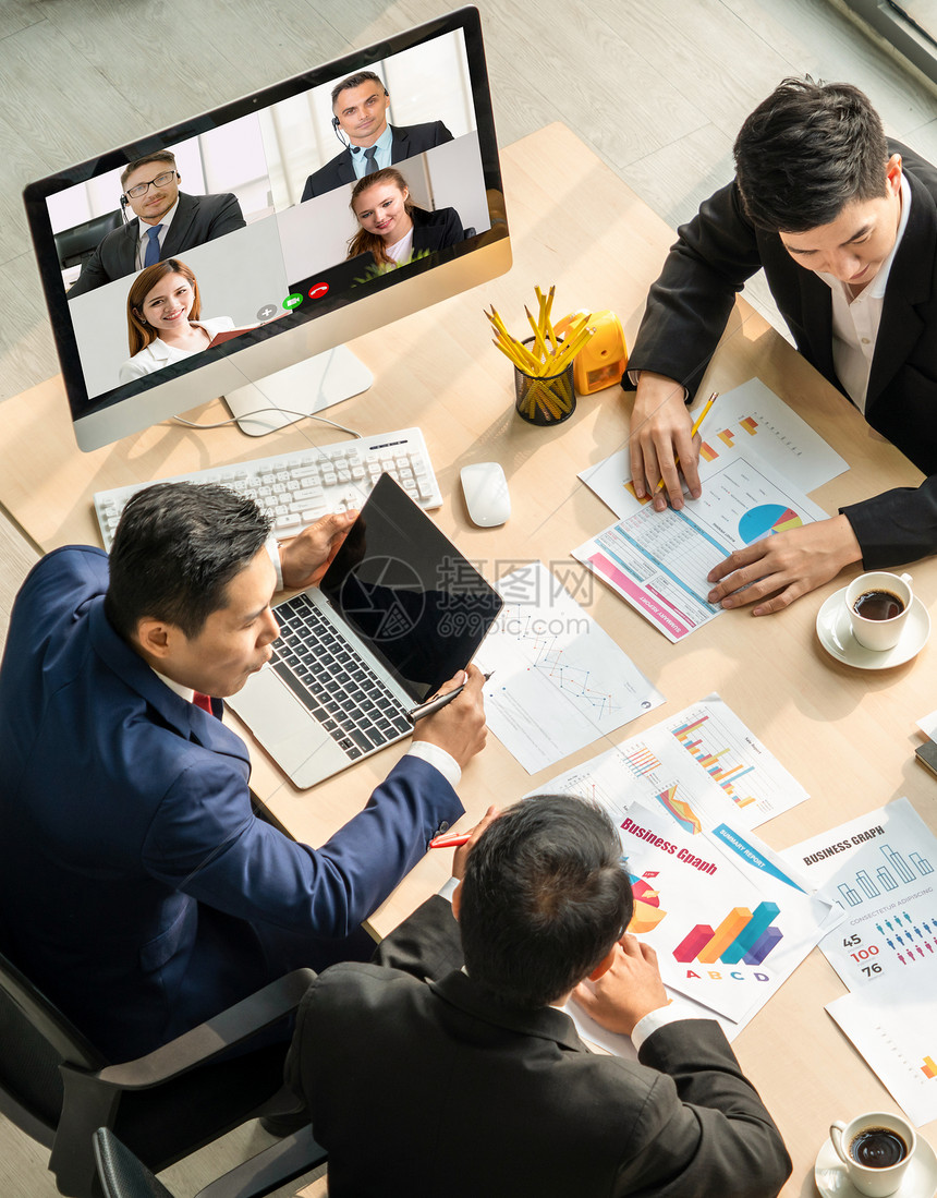 在虚拟工作场所或远程办公室举行商业人员会议利用智能视频技术进行远程工作电话与专业公司务的同事进行联系图片