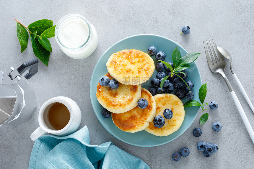 新鲜蓝莓浆果芝士煎饼早餐图片