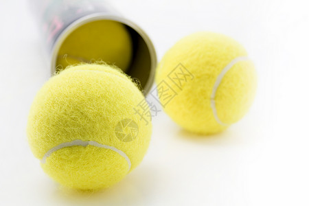 白色背景的网球特近端图像图片