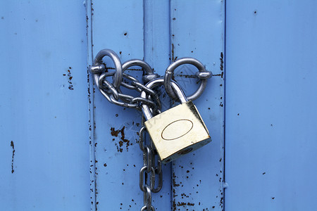 蓝色金属门上带链锁的高清图片