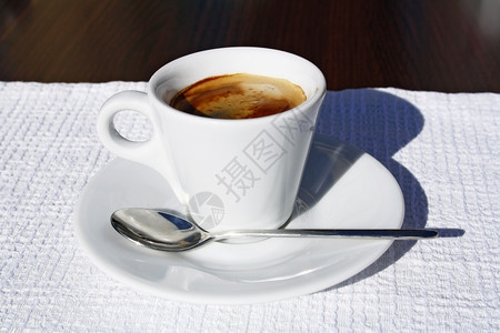 小杯加勺子的浓缩咖啡图片