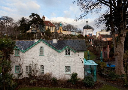 冬季的华尔斯北岸山丘村庄展示了幻想的房屋高清图片