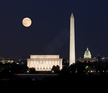 满月升至林肯纪念碑上方图片