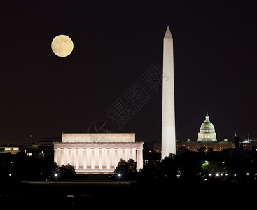 满月丰收升至林肯纪念碑上方图片