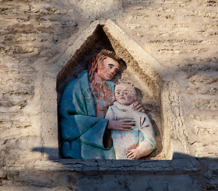 雕刻和孩子在古老的墙壁高地斯多尼亚图片