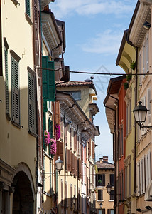 在意大利的湖边加达河岸沙洛古老小镇街道图片