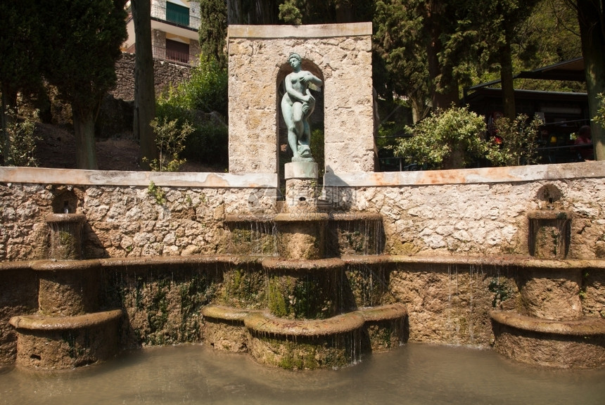 意大利加尔达湖畔加尔多内的喷泉图片