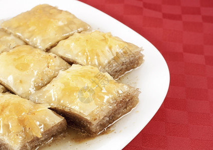 传统土耳其甜点baklv用于白色瓷盘服务客人背景图片