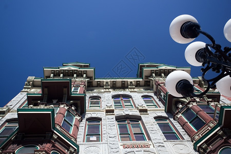 桑迪戈的毒气灯区与由Ornate气灯组的商业大楼旧路易斯银行图片