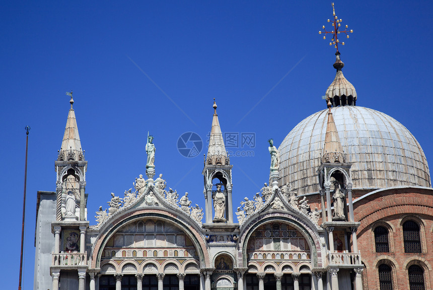 圣玛尔科巴西利卡雕像和圆顶屋的详情图片