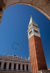 圣马龙钟塔升起在威尼斯的一个拱门之上图片