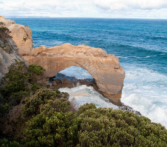 澳洲岛屿海岸公园湾沿线的壮观景象图片